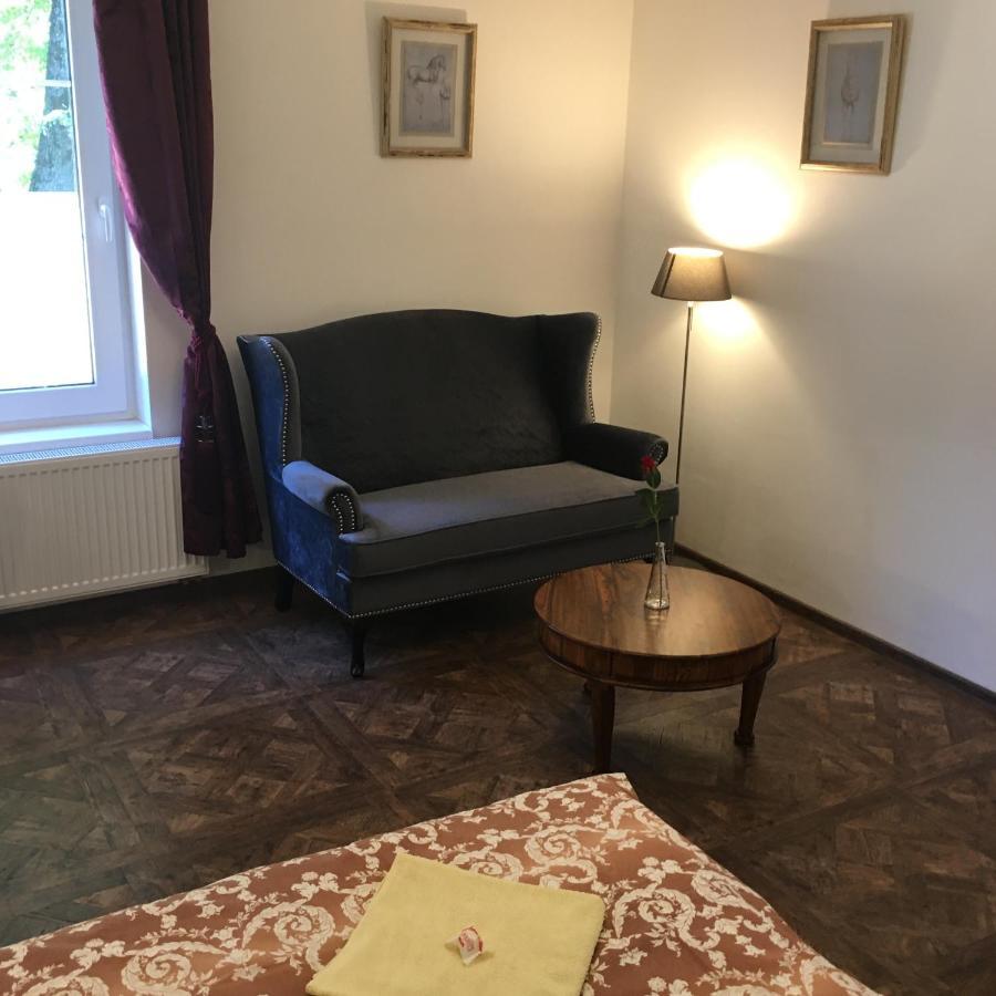 Bynovecky Zamecek Hotel Bagian luar foto