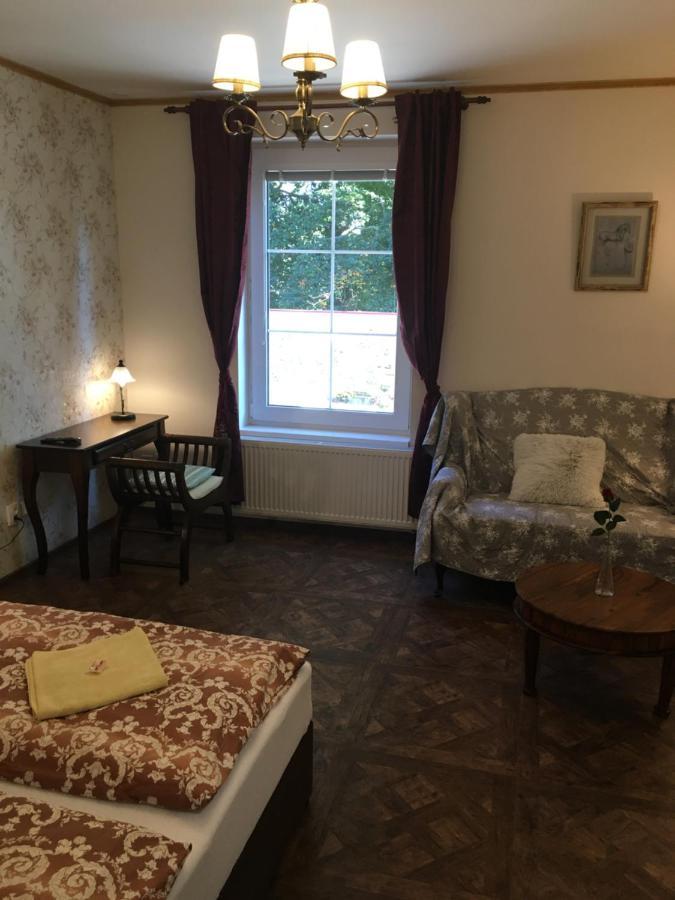 Bynovecky Zamecek Hotel Bagian luar foto
