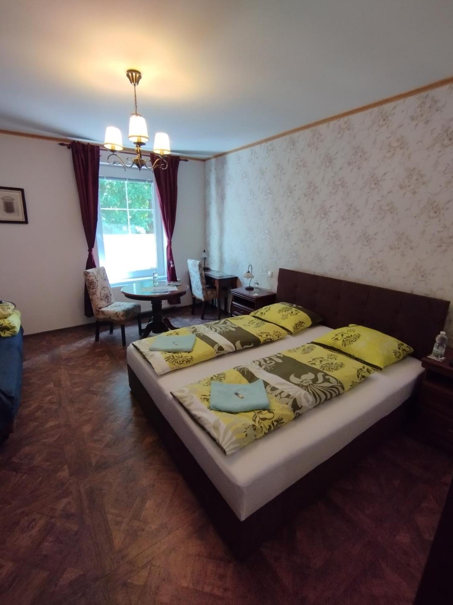 Bynovecky Zamecek Hotel Bagian luar foto