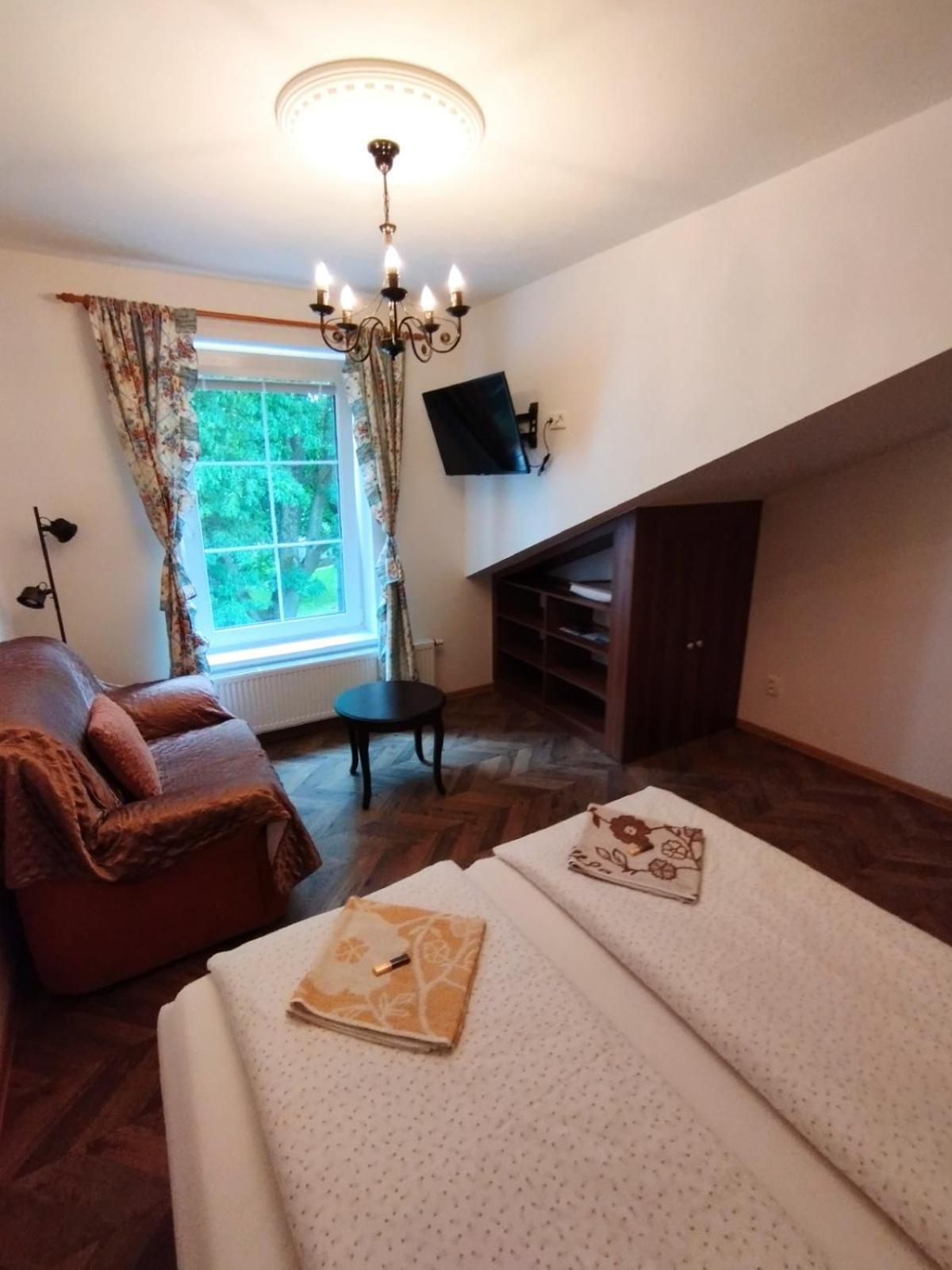 Bynovecky Zamecek Hotel Bagian luar foto