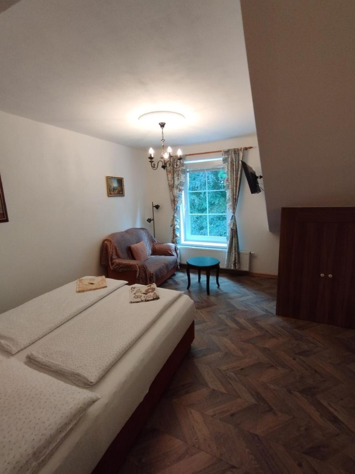 Bynovecky Zamecek Hotel Bagian luar foto