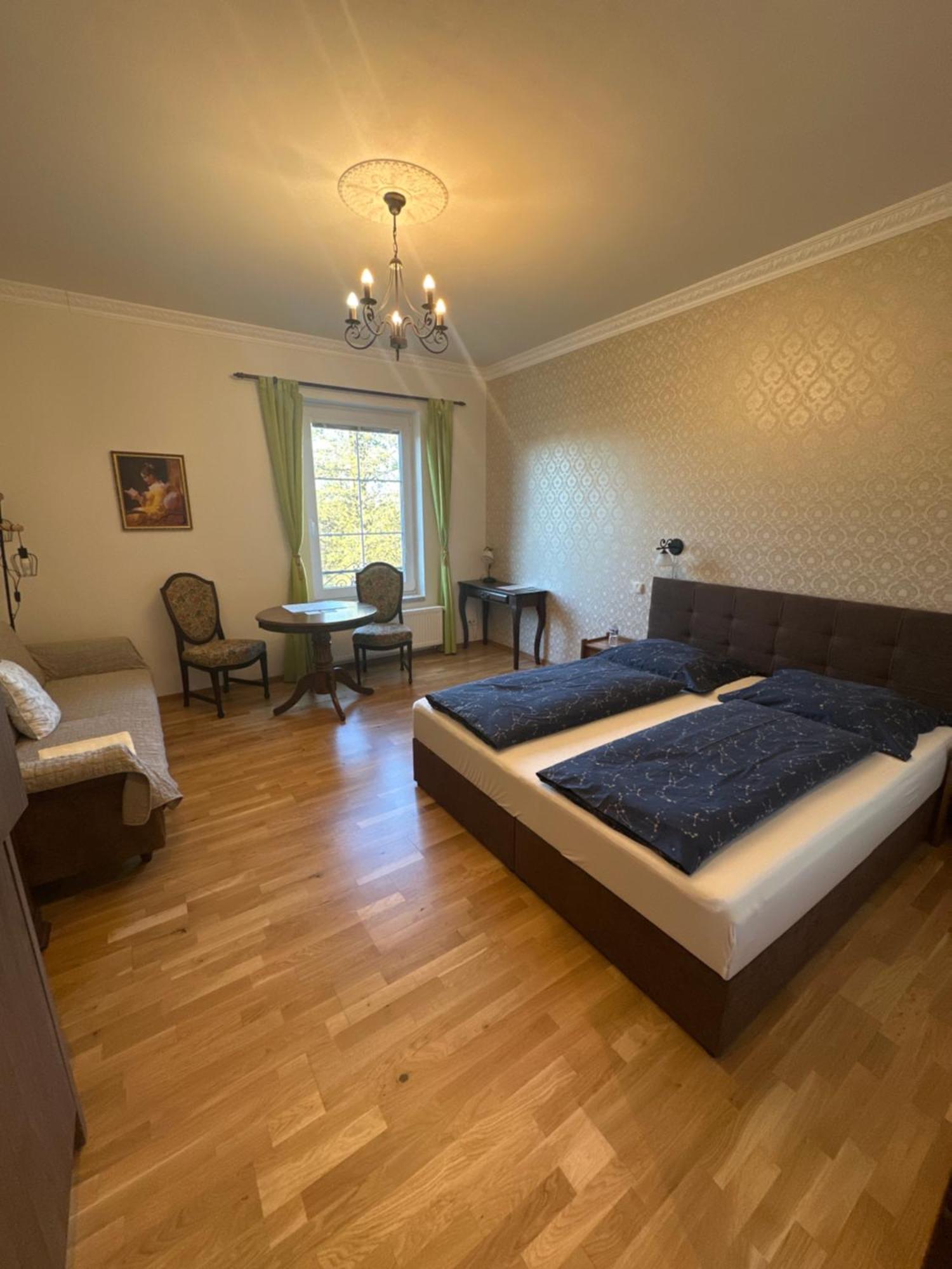 Bynovecky Zamecek Hotel Bagian luar foto