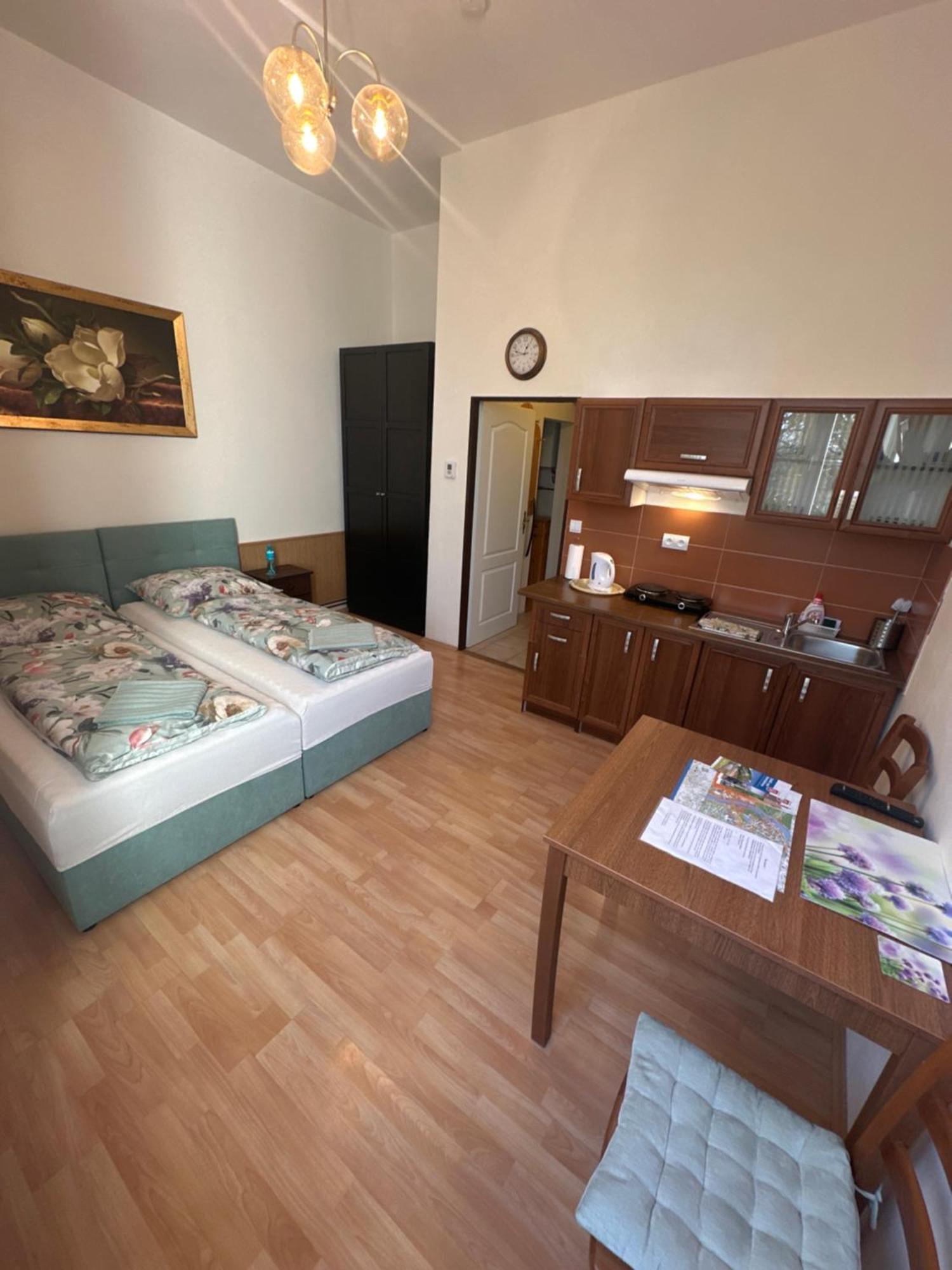Bynovecky Zamecek Hotel Bagian luar foto