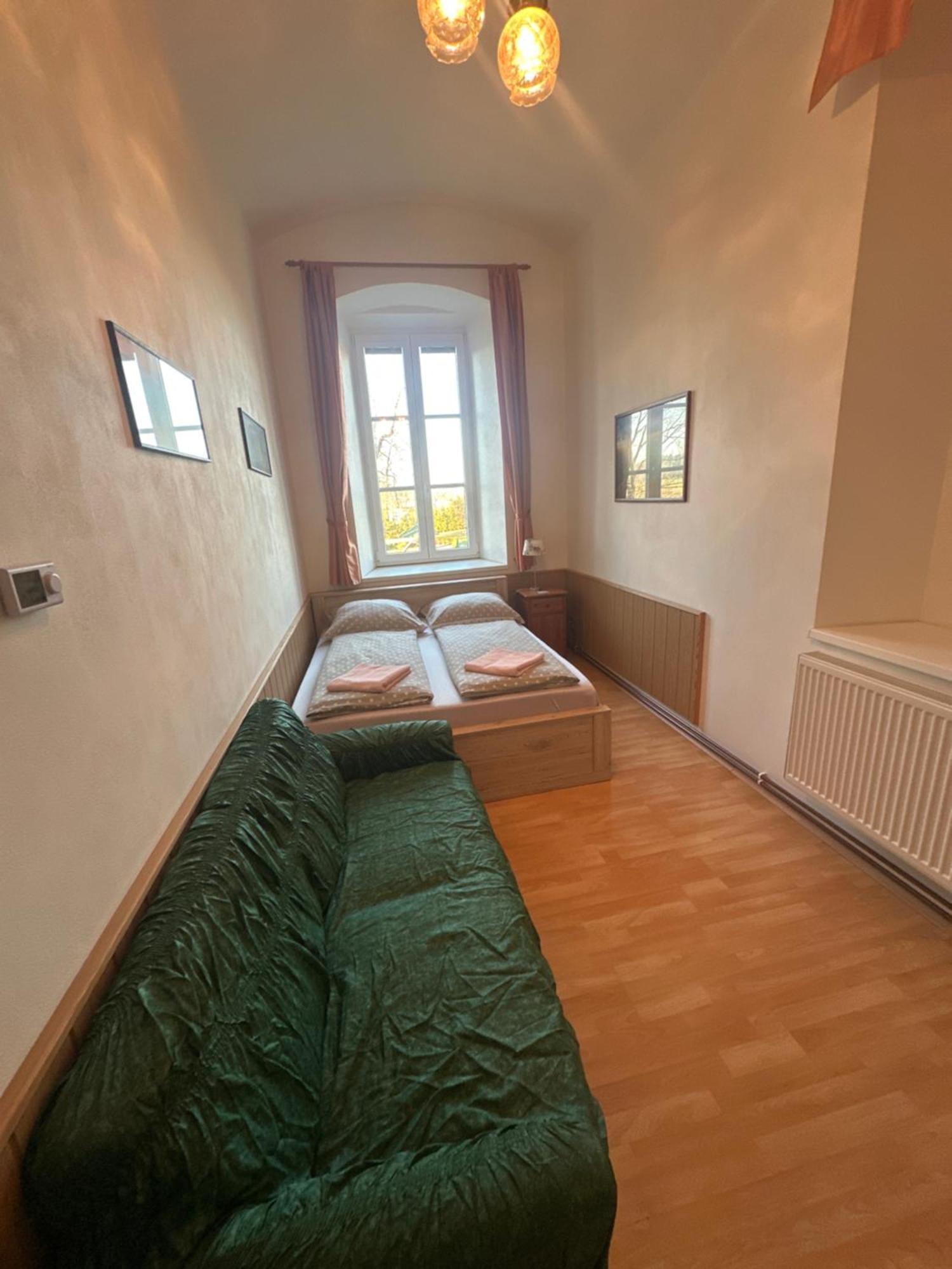 Bynovecky Zamecek Hotel Bagian luar foto