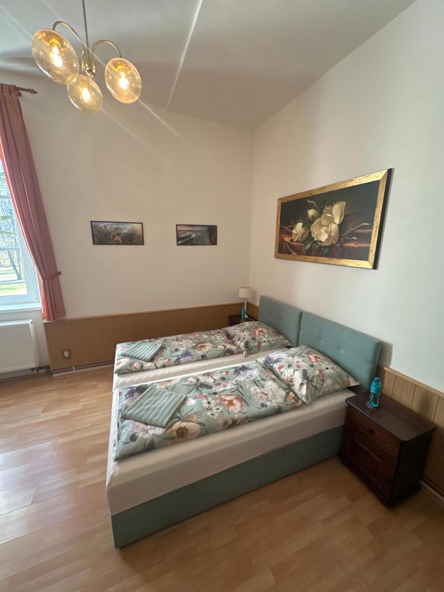Bynovecky Zamecek Hotel Bagian luar foto