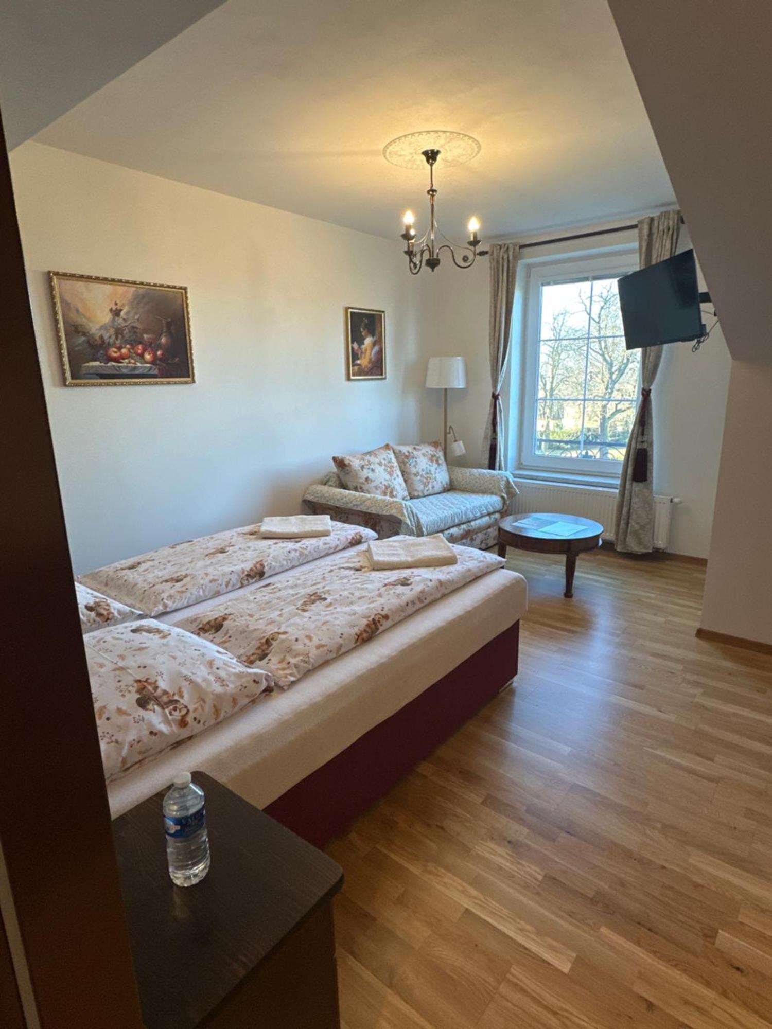 Bynovecky Zamecek Hotel Bagian luar foto