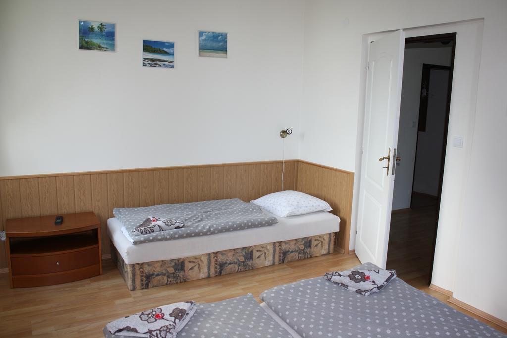 Bynovecky Zamecek Hotel Bagian luar foto