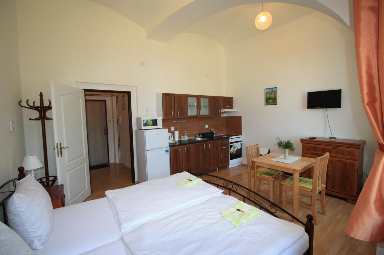 Bynovecky Zamecek Hotel Bagian luar foto