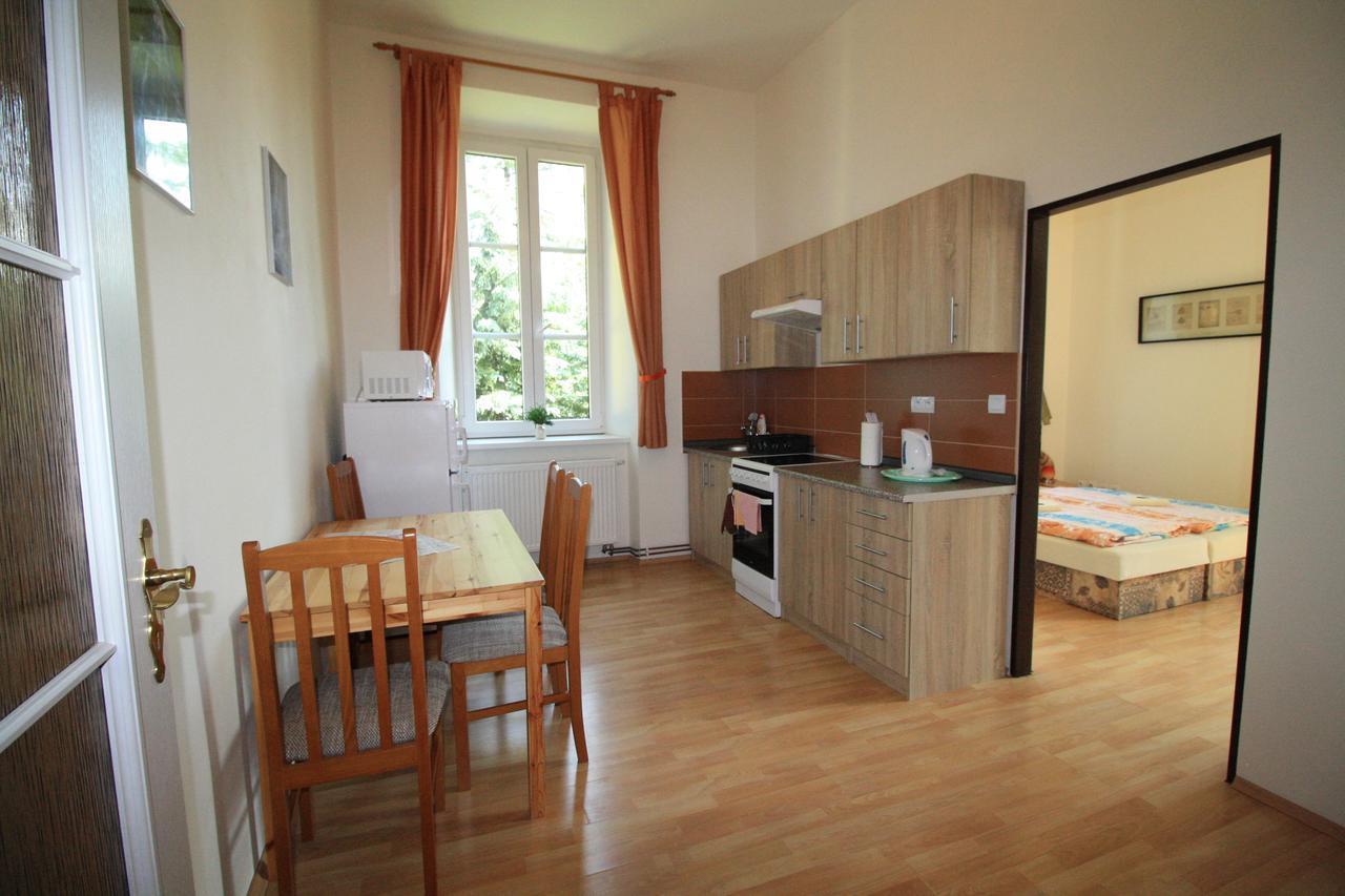 Bynovecky Zamecek Hotel Bagian luar foto