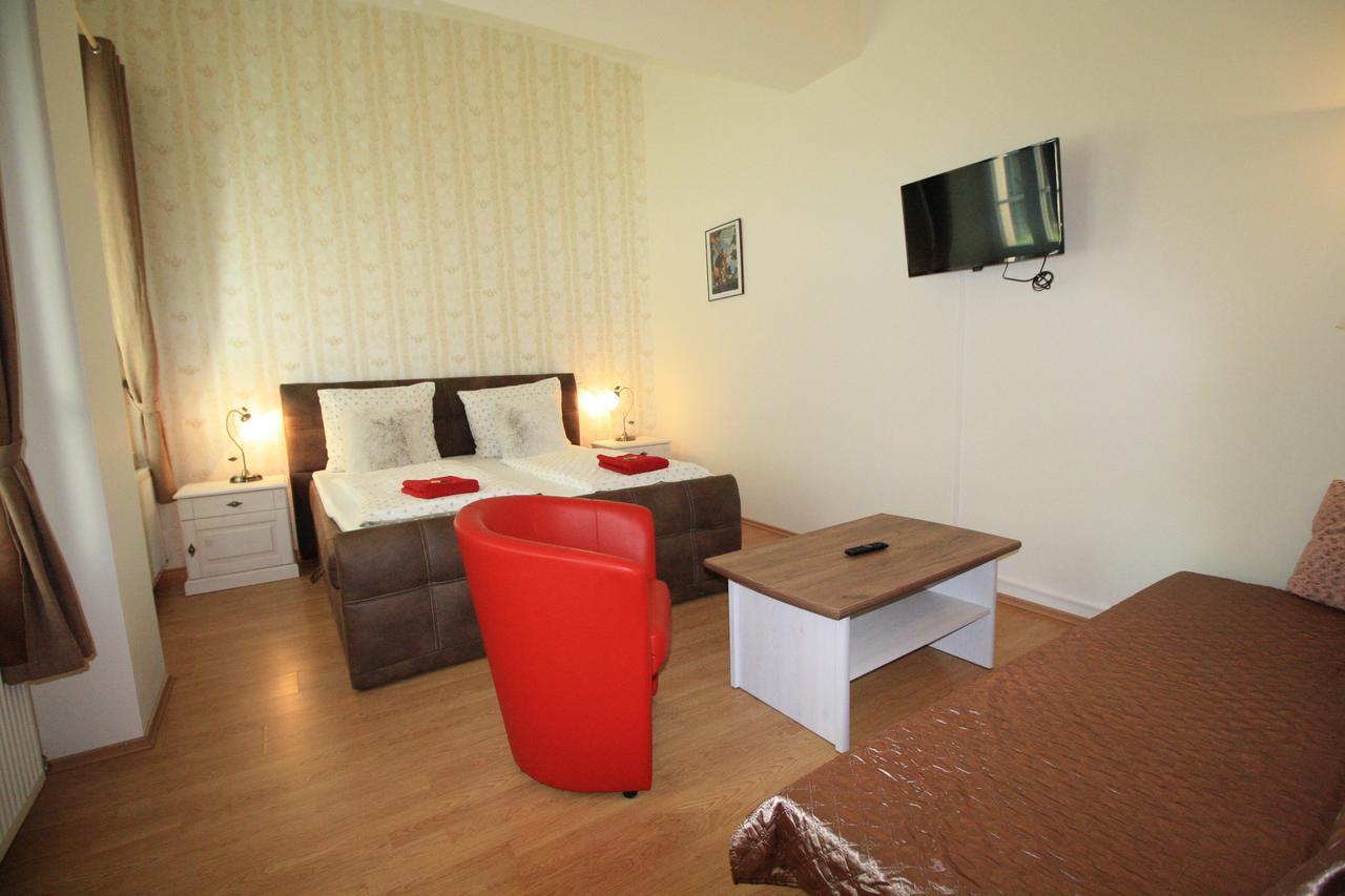 Bynovecky Zamecek Hotel Bagian luar foto